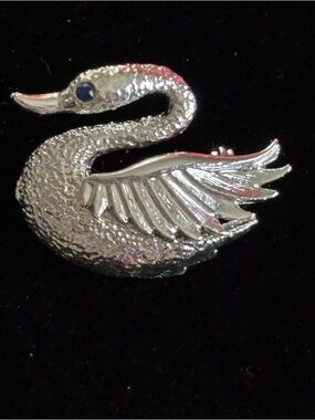 Vintage Gerry’s Elegant Silver Swan Brooch with Blue Eye Brooch